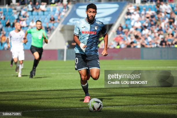 Le Havre's French forward Nabil Alioui runs with the ball during the French L1 football match between Le Havre AC and Clermont Foot 63 at The Stade...