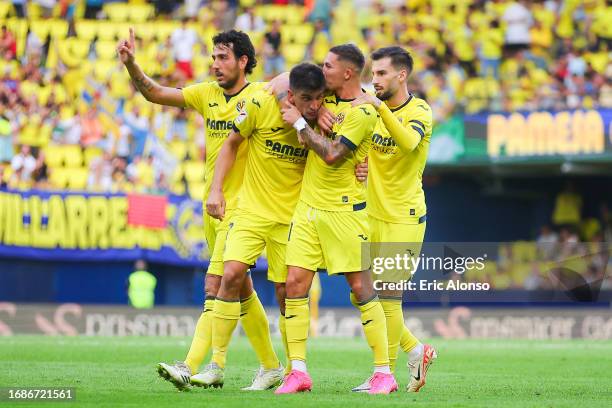 Gerard Moreno of Villareal FC celebrates with his teammates after scoring the team's first goal during the LaLiga EA Sports match between Villarreal...