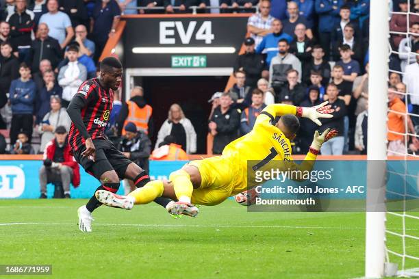 Keeper Robert Sanchez of Chelsea saves from Dango Ouattara of Bournemouth during the Premier League match between AFC Bournemouth and Chelsea FC at...