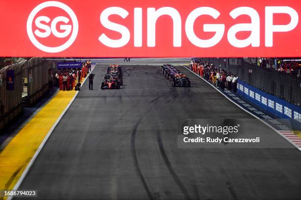 General view of the grid at the start of the race during the F1 Grand Prix of Singapore at Marina Bay Street Circuit on September 17, 2023 in...