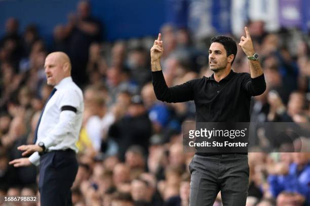Mikel Arteta, Manager of Arsenal, gives the team instructions during the Premier League match between Everton FC and Arsenal FC at Goodison Park on...