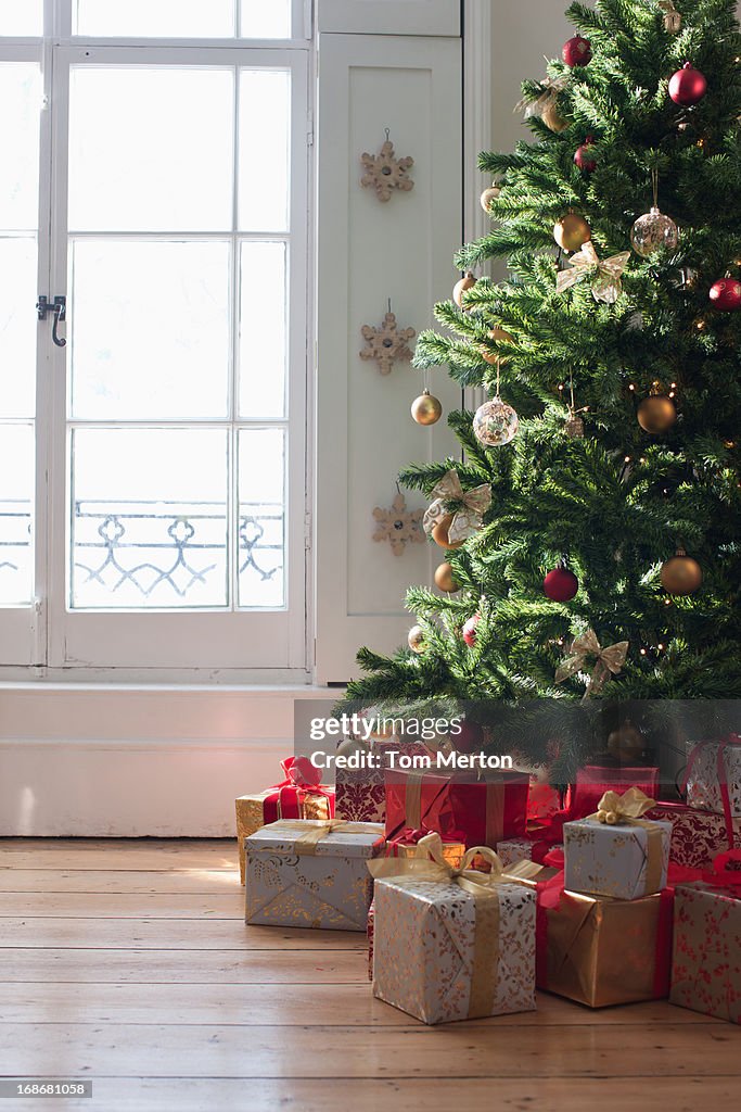 クリスマスプレゼントツリーの下にウィンドウの
