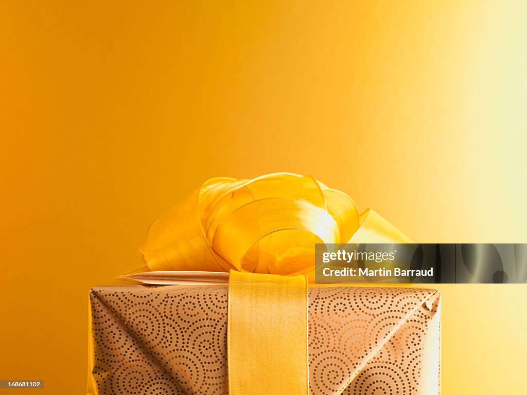 Natal presente com fita de Ouro