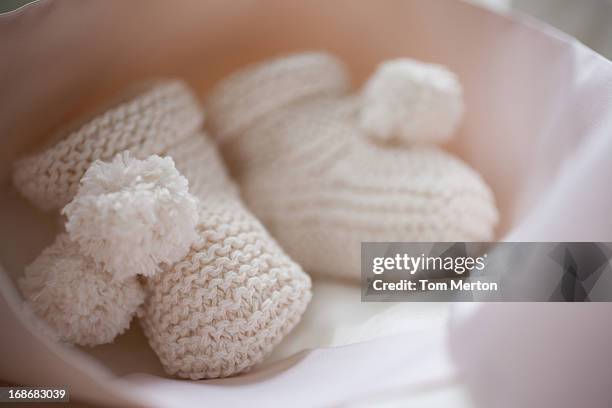 plano aproximado de malha sapatinho de bebé - baby booties imagens e fotografias de stock