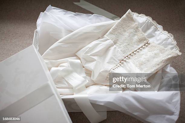 vestido de casamento na caixa - vestido de noiva imagens e fotografias de stock