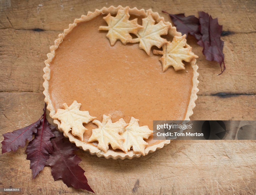 Maple leaf cookies auf pumpkin pie