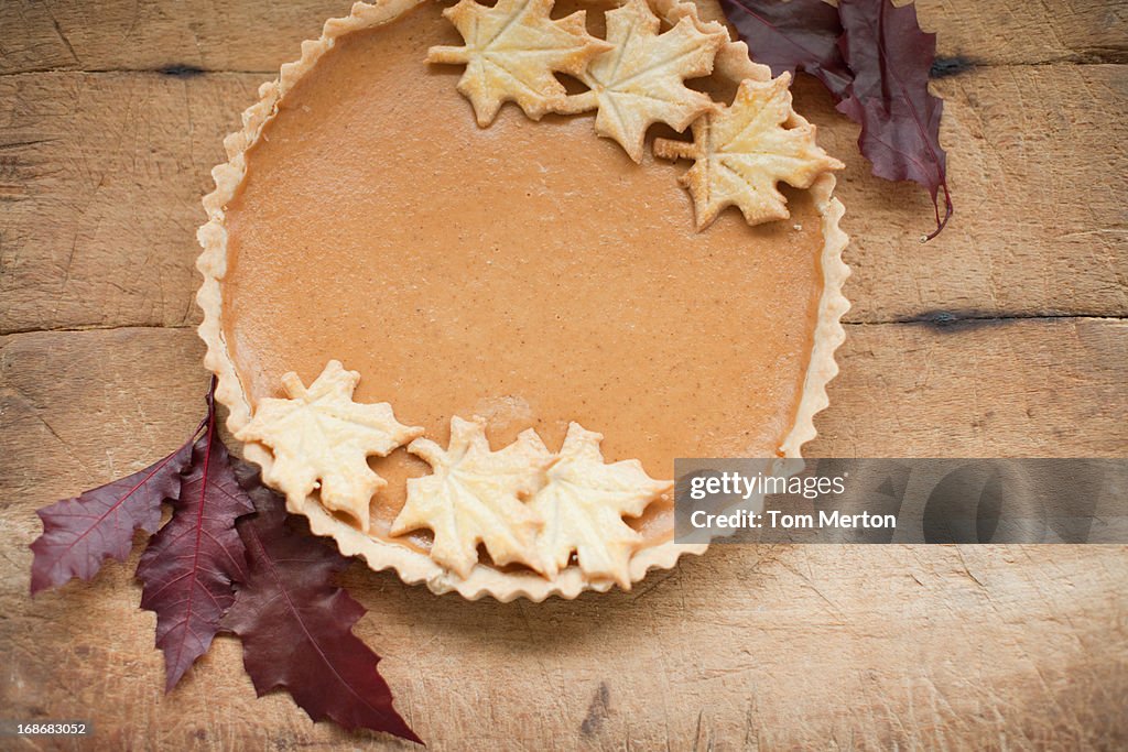Maple leaf cookies auf pumpkin pie