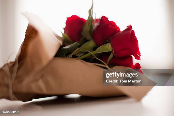 close up of red roses with gift tag - close up of flower bouquet stock pictures, royalty-free photos & images