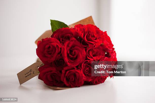 bouquet de rosa vermelha com etiqueta de presente - roses imagens e fotografias de stock