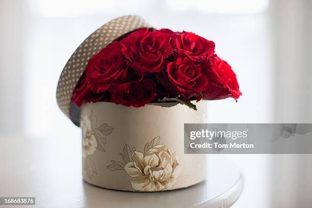 rote rose bouquet in geschenkbox - gift box tag stock-fotos und bilder