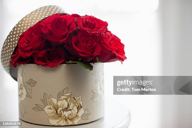rote rose bouquet in geschenkbox - gift box tag stock-fotos und bilder