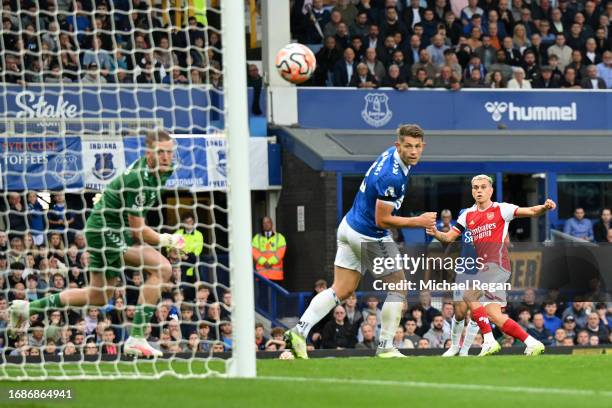 Leandro Trossard of Arsenal scores the team's first goal during the Premier League match between Everton FC and Arsenal FC at Goodison Park on...