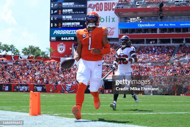 Justin Fields of the Chicago Bears runs past Ryan Neal of the Tampa Bay Buccaneers while scoring a touchdown during the first quarter at Raymond...