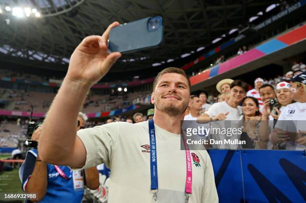 Owen Farrell poses for a photo with fans of England prior to the Rugby World Cup France 2023 match between England and Japan at Stade de Nice on...