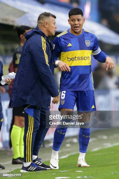 Jorge Almiron coach of Boca Juniors speaks to Marcos Rojo of Boca Juniors during a match between Boca Juniors and Lanus as part of Group B of Copa de...
