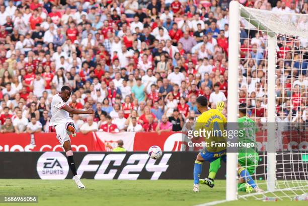 Dodi Lukebakio of Sevilla scores the team's first goal during the LaLiga EA Sports match between Sevilla FC and UD Las Palmas at Estadio Ramon...