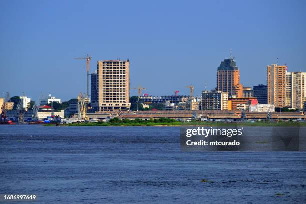 kinshasa, demokratische republik kongo - skyline und hafen - kongo-fluss - größte stadt afrikas - congo stock-fotos und bilder