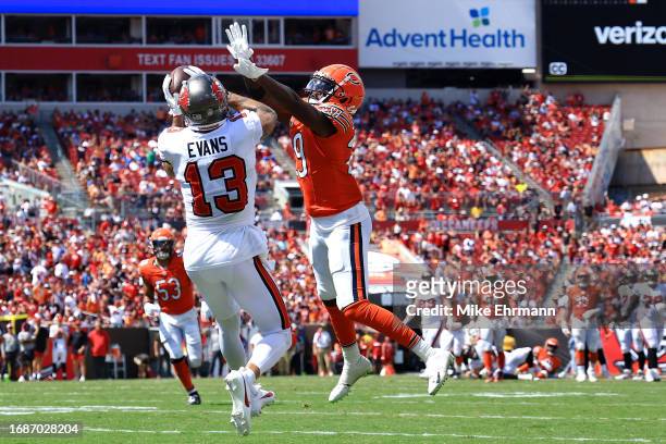 Mike Evans of the Tampa Bay Buccaneers catches a touchdown over Tyrique Stevenson of the Chicago Bears during the third quarter at Raymond James...