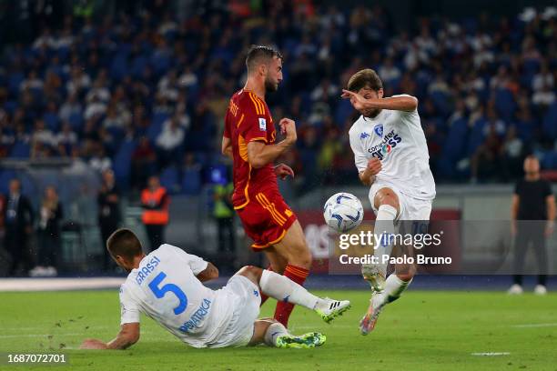 Bryan Cristante of AS Roma scores the teams third goal during the Serie A TIM match between AS Roma and Empoli FC at Stadio Olimpico on September 17,...