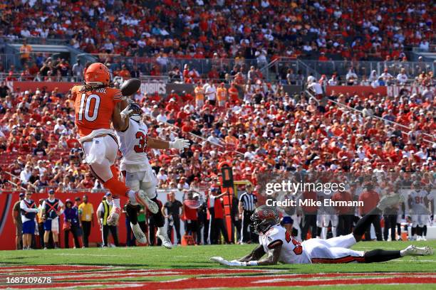 Chase Claypool of the Chicago Bears catches a touchdown over Antoine Winfield Jr. #31 of the Tampa Bay Buccaneers during the fourth quarter at...