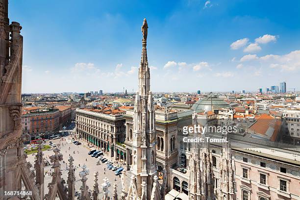 piazza del duomo en milán, italia - catedral de milán fotografías e imágenes de stock