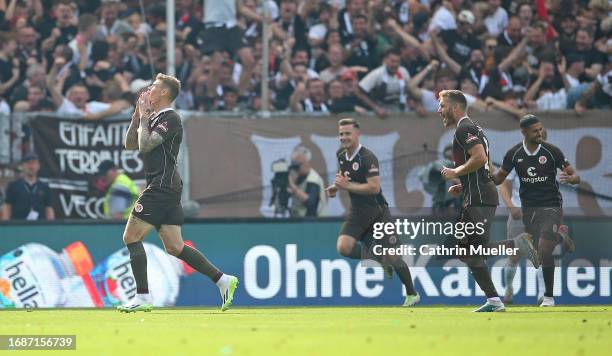 Eric Smith of FC St. Pauli celebrates with his teammates after scoring the team's second goal during the Second Bundesliga match between FC St. Pauli...