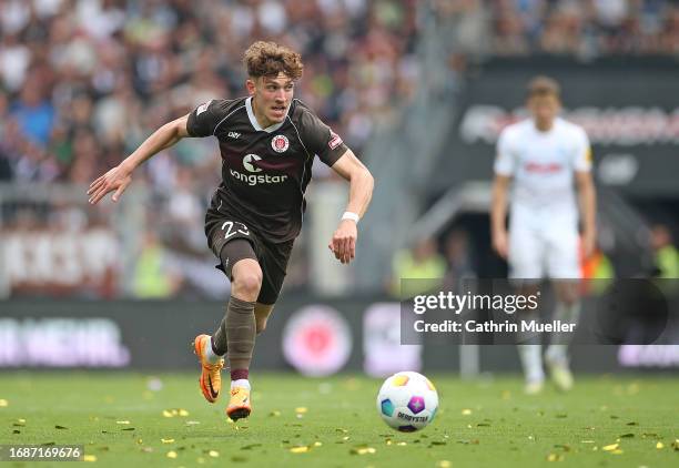 Philipp Treu of FC St. Pauli runs with the ball during the Second Bundesliga match between FC St. Pauli and Holstein Kiel at Millerntor Stadium on...