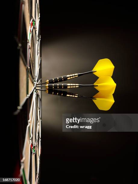 tres amarillo de dardos en un juego de dardos - dart fotografías e imágenes de stock