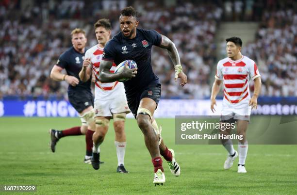 Courtney Lawes of England runs through to score the team's second try during the Rugby World Cup France 2023 match between England and Japan at Stade...