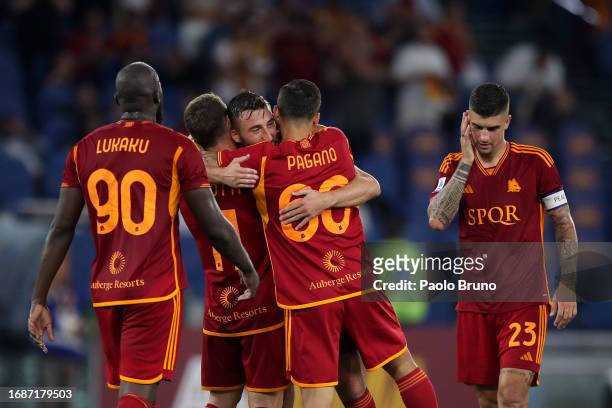 Bryan Cristante of AS Roma celebrates with his teammates after scoring his team's fifth goal during the Serie A TIM match between AS Roma and Empoli...