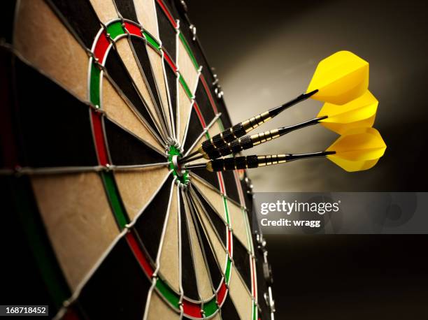 darts on target - darts stockfoto's en -beelden