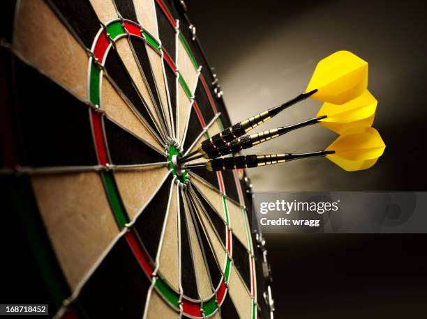 darts on target - 圓靶 個照片及圖片檔