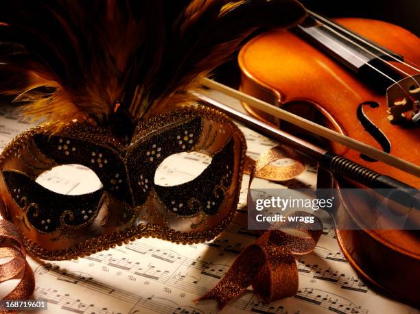 música e violino no teatro - máscara de baile imagens e fotografias de stock