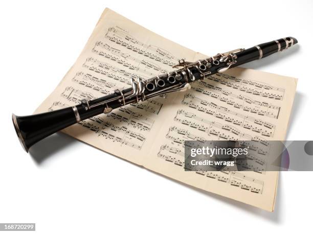 klarinette auf notenblatt - klarinette stock-fotos und bilder