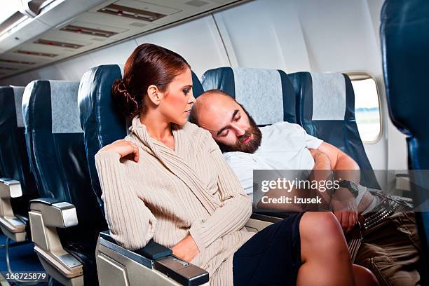 descortesia no avião de passageiros - inconveniência imagens e fotografias de stock