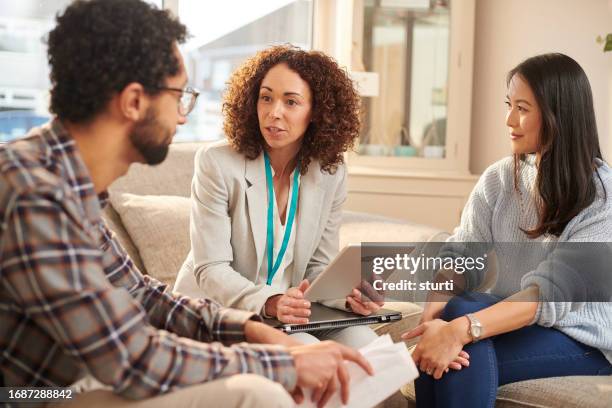 besuch eines finanzberaters - kundenwerber stock-fotos und bilder