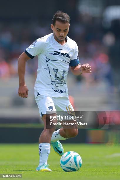 Adrian Aldrete of Pumas UNAM runs with the ball during the 8th round match between Pumas UNAM and Atletico San Luis as part of the Torneo Apertura...