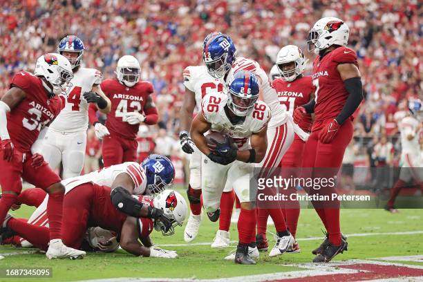 Saquon Barkley of the New York Giants runs the ball for a touchdown during the third quarter in the game against the Arizona Cardinals at State Farm...