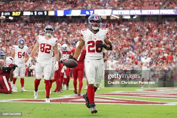 Saquon Barkley of the New York Giants runs the ball for a touchdown during the third quarter in the game against the Arizona Cardinals at State Farm...