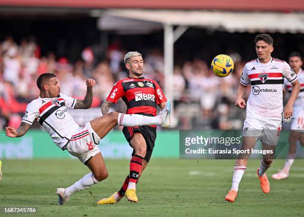 Diego Henrique and Pablo Maia of Sao Paulo fights for the ball with Giorgian De Arrascaeta of Flamengo during the second leg of Copa Do Brasil 2023...