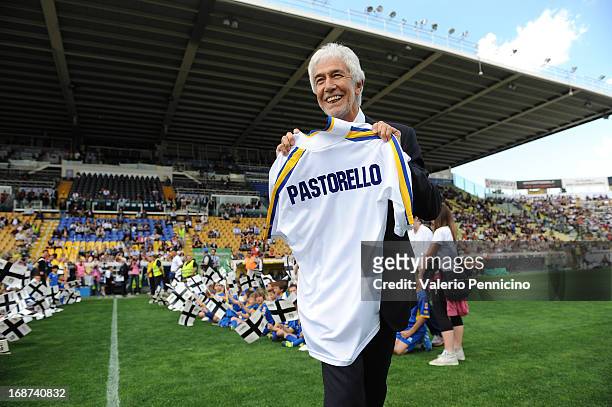 Giambattista Pastorello celebrates the twentieth anniversary of the conquest of the Cup Winner's Cup at Wembley prior to the Serie A match between...