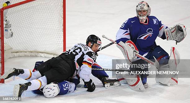 Germany's forward Yannic Seidenberg blocks French defender Jonathan in front of French goalkeeper Cristobal Huet during a preliminary round game...