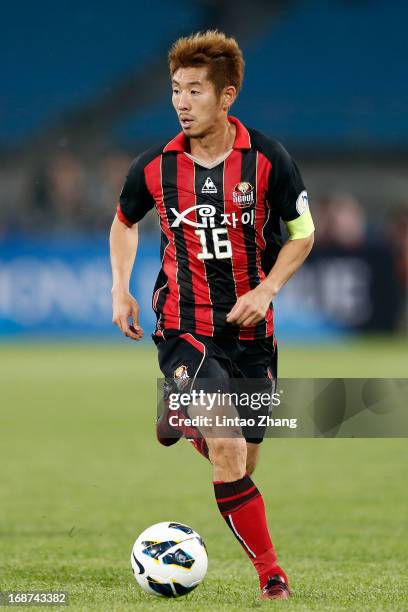 Ha Dae-Sung of Seoul FC controls the ball during the AFC Champions League Round of 16 match between Beijing Guoan and Seoul FC at Beijing Workers'...