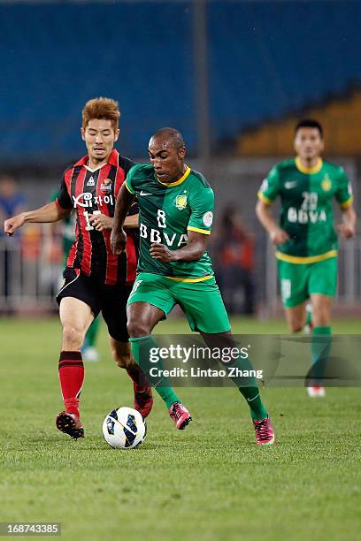 Joffre Guerron £¨R) of Beijing Guoan challenges Ha Dae-Sung of Seoul FC during the AFC Champions League Round of 16 match between Beijing Guoan and...