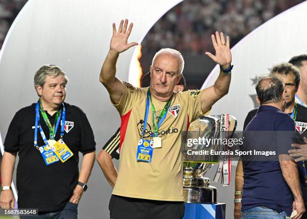 São Paulo Head Coach Dorival Júnior celebrates with his team after winning Flamengo during the second leg of Copa Do Brasil 2023 final match between...