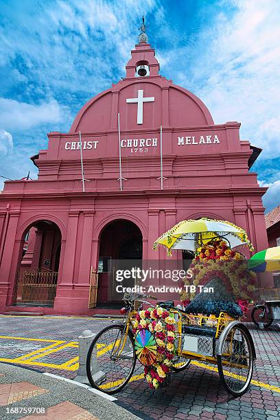 decorated trishaw in front of christ church melaka - cyclo cross - fotografias e filmes do acervo