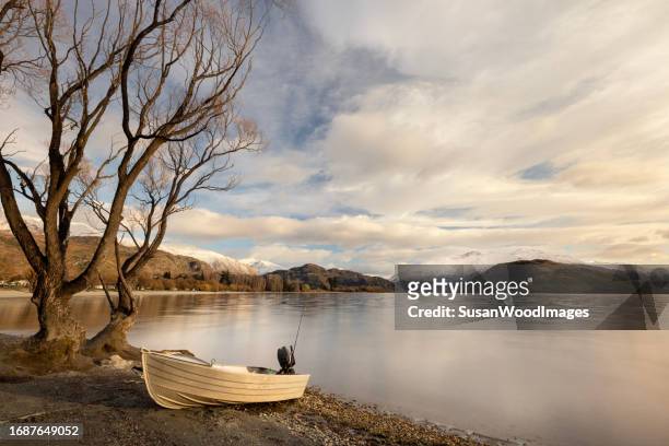 tranquil morning, lake wanaka, new zealand - wanaka stockfoto's en -beelden