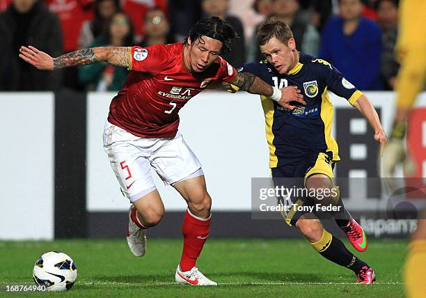 Zhang Linpeng of Evergrande and Michael McGlinchey of the Mariners contest the ball during the AFC Asian Champions League match between the Central...