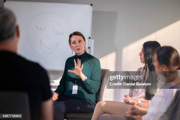wellness workshop. group therapy session in circle. - maatschappelijk werker stockfoto's en -beelden