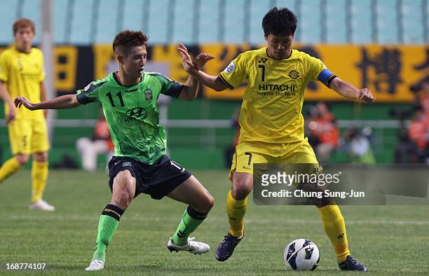 Hidekazu Otani of Kashiwa Reysol in action with Seung Gi of Jeonbuk Hyundai Motors during the AFC Champions League round of 16 match between Jeonbuk...